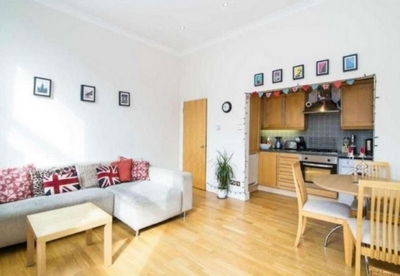Studio Apartment to rent in Broadhurst Gardens, South Hampstead, London, NW6