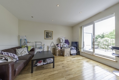 3 Bedroom Flat to rent in Westbere Road, West Hampstead, London, NW2