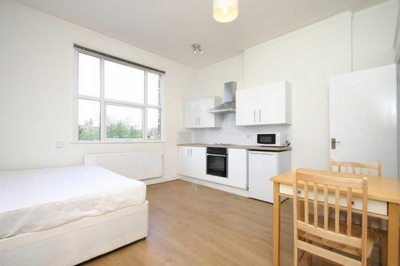 Studio Flat to rent in Manstone Road, Kilburn, London, NW2