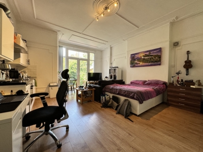 Studio Flat to rent in Manstone Road, Kilburn, London, NW2