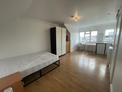 Flat to rent in Mazenod Avenue, Kilburn, London, NW6