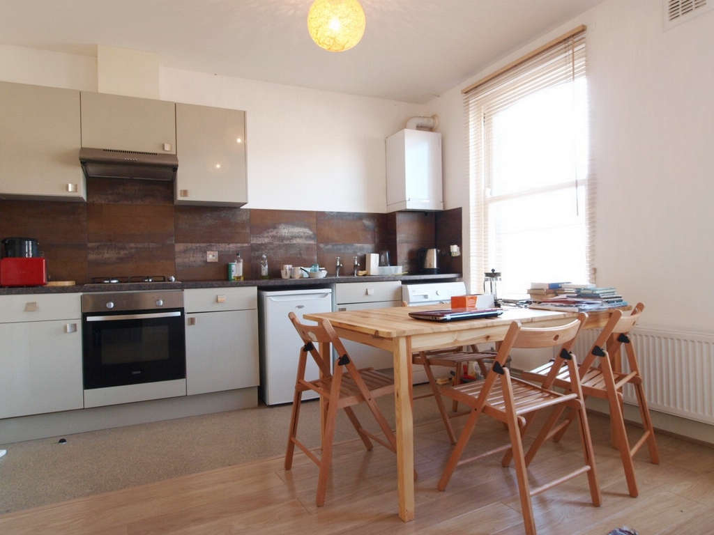 1 Bedroom Flat to rent in Manor House, London, N15