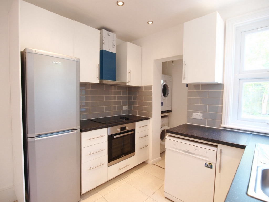 5 Bedroom House to rent in Seven Sisters, London, N15