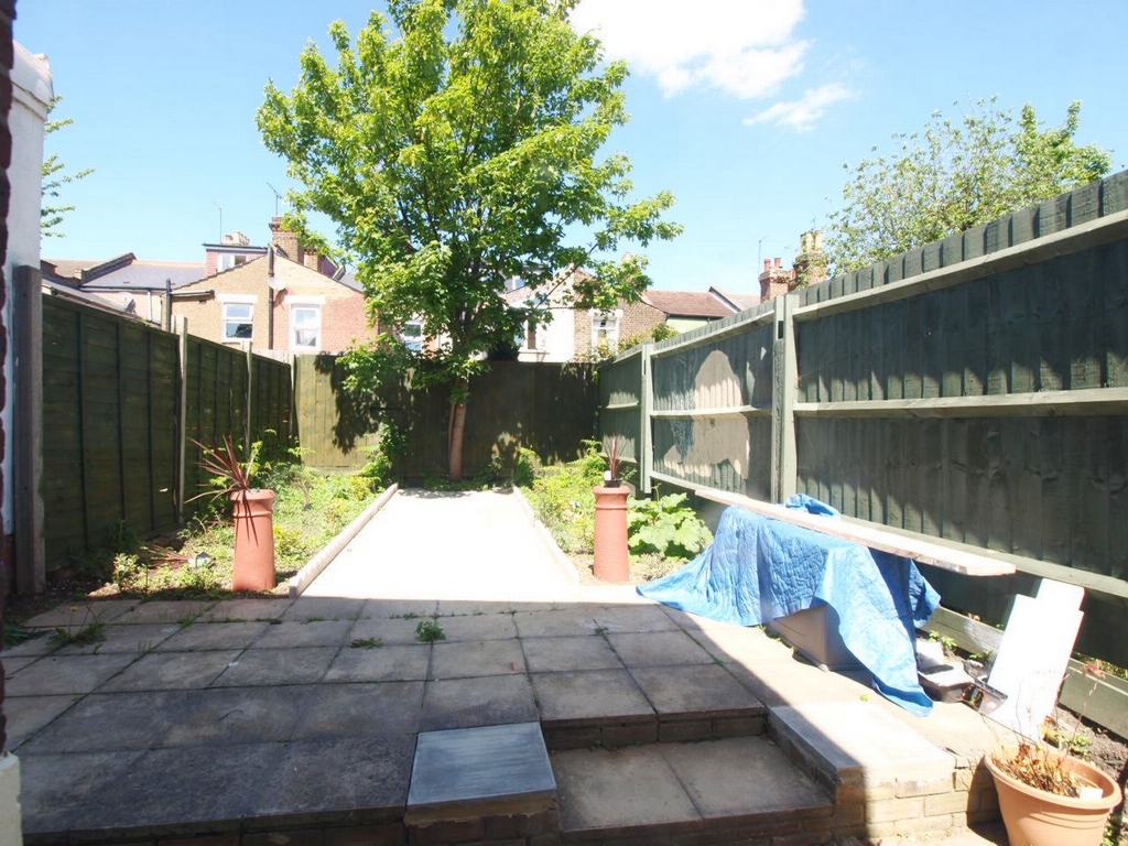 5 Bedroom House to rent in Seven Sisters, London, N15