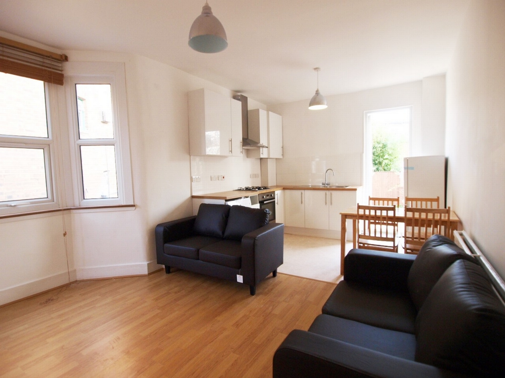 4 Bedroom Flat to rent in Manor House, London