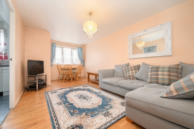 1 Bedroom Flat to rent in Cherry Blossom Close, Palmers Green, London, N13