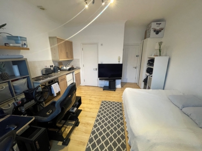 Studio Flat to rent in Ferme Park Road, Crouch End, London, N8