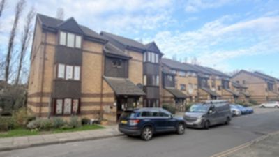 Studio with separate Kitchen to rent in Harp Island Close, Neasden, London, NW10