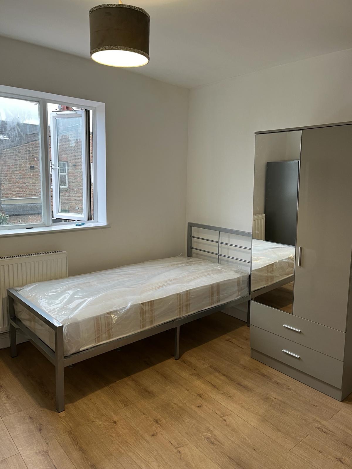 Bedsit to rent in Dollis Hill, London, NW2
