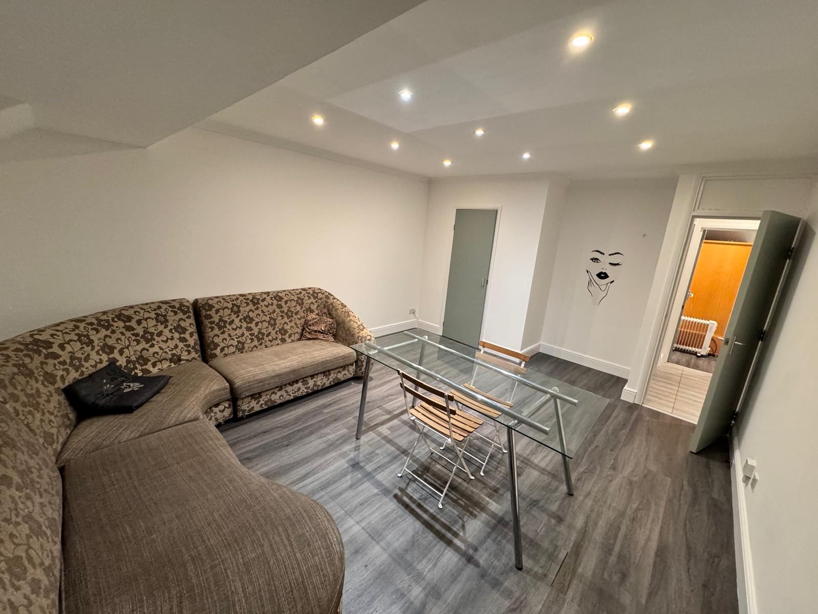 2 Bedroom Flat to rent in Colindeep Lane, London, NW9