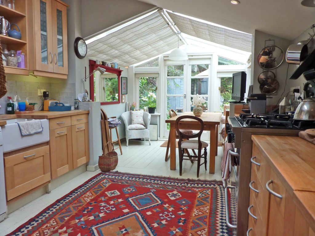 Property details: Let - Railway Side, Barnes, SW13 - £2,250 pcm, Ref:APPAR_000664 Railway Side Barnes SW13