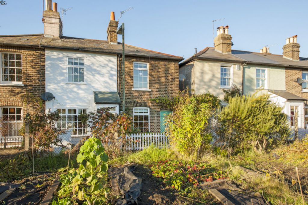 Property details: Let - Railway Side, Barnes, SW13 - £1,850 pcm, Ref:APPA2_000390 Railway Side Barnes SW13