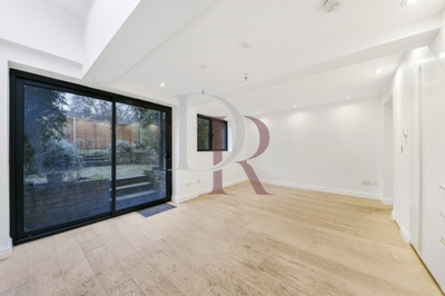 2 Bedroom Flat to rent in Blenheim Grove, Peckham Rye, London, SE15