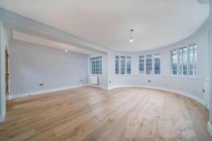 5 Bedroom Flat to rent in Finchley Road, Hampstead, London, NW3