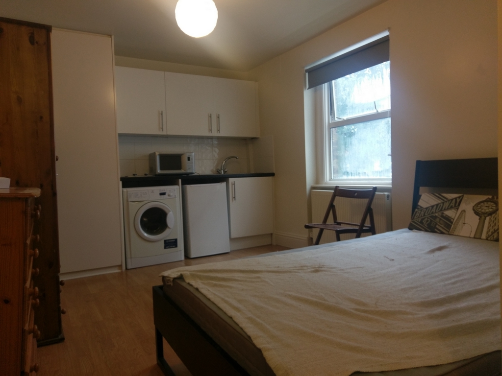 Studio to rent in , London, NW10