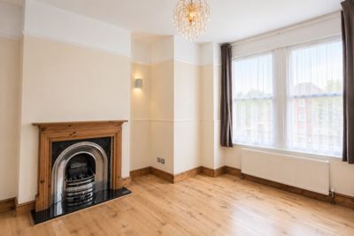 5 Bedroom Terraced to rent in Larch Road, Cricklewood, London, NW2