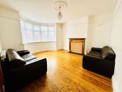 4 Bedroom Flat to rent in St Michaels Road, Cricklewood, London, NW2