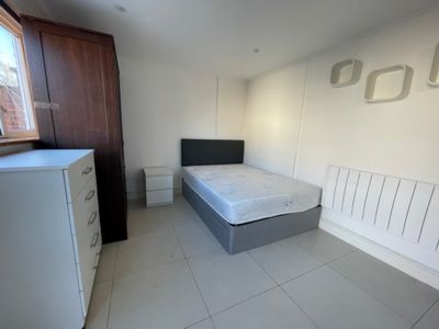 Studio to rent in Thorverton Road, Cricklewood, London, NW2