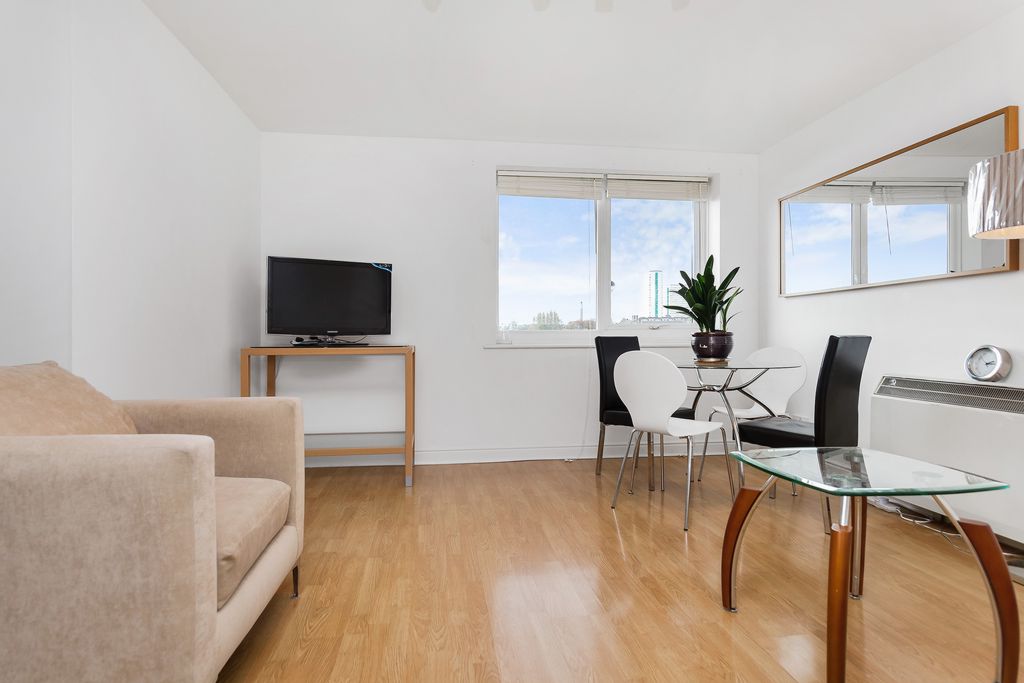 2 Bedroom Apartment to rent in , London, E14