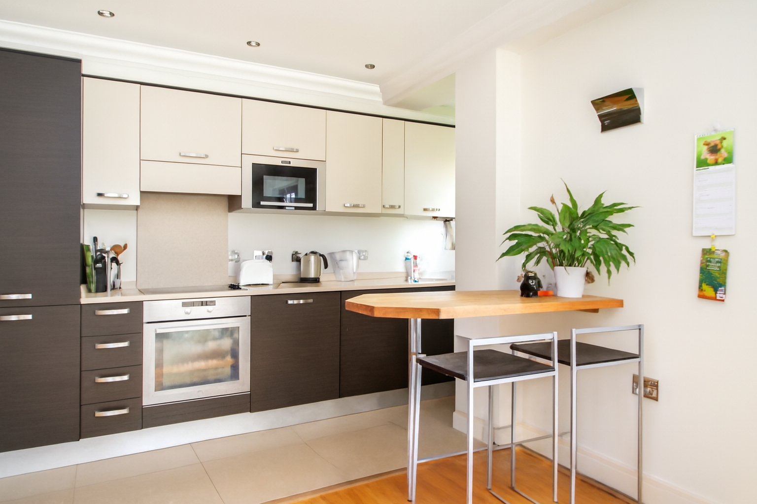 2 Bedroom Apartment to rent in Broomfield Lane, Palmers Green, London, N13