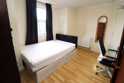 Ensuite Single Room to rent in Saunders Ness Road, Island Gardens, London, E14