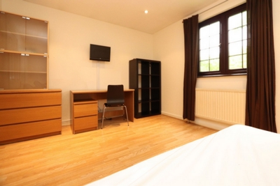 Double room - Single use to rent in St Georges Square, Limehouse, London, E14
