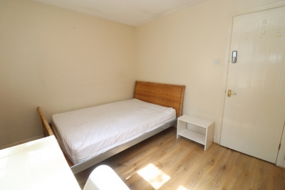 Double room - Single use to rent in Dingle Gardens, Westferry, London, E14