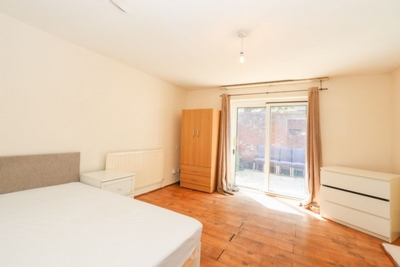 Double Room to rent in Dingle Gardens, Poplar, London, E14