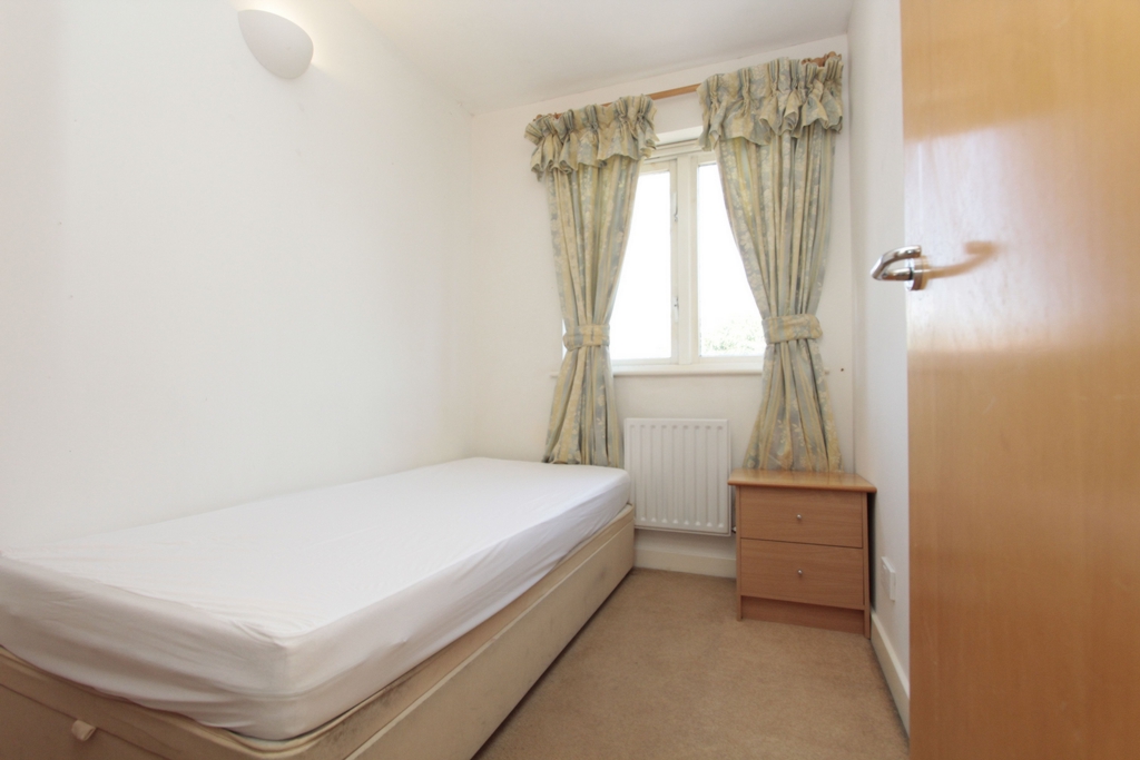 Single Room to rent in Crossharbour,Canary Wharf, London, E14