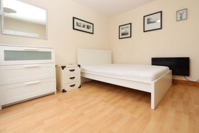 Double Room to rent in Caravel Close, South Quay, London, E14