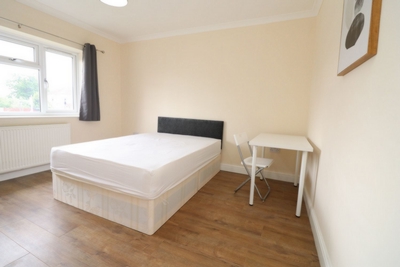 Double Room to rent in Camrose Avenue, Queensbury, London, HA8