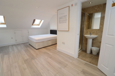 6 Bedroom Ensuite Single Room to rent in Inverine Road, Charlton, London, SE7