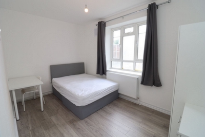 Double room - Single use to rent in Havelock Close,India Way, White City, London, W12