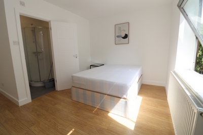3 Bedroom Ensuite Double Room to rent in 14-18 Springfield Lane, Kilburn Park, London, NW6