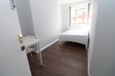 Double room - Single use to rent in Oak Way, Acton Central, London, W3