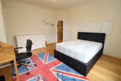 Double room - Single use to rent in Manor Court Road, Hanwell, London, W7