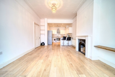 3 Bedroom Apartment to rent in Finchley Road, Childs Hill, London, NW2