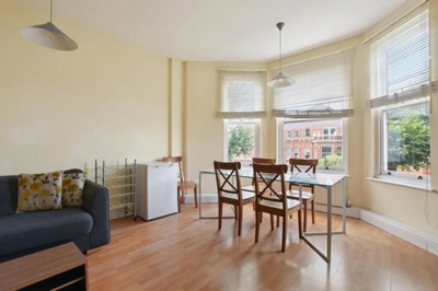 3 Bedroom Apartment to rent in Minster Road, West Hampstead, London, NW2