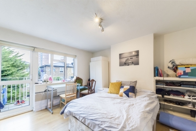 3 Bedroom Flat to rent in Chichester Road, Kilburn Park, London, NW6