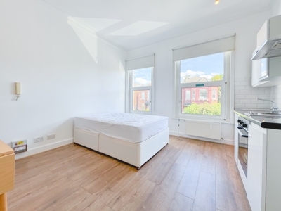Flat to rent in Manstone Road, Kilburn, London, NW2