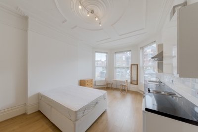 Studio Flat to rent in Manstone Road, Kilburn, London, NW2