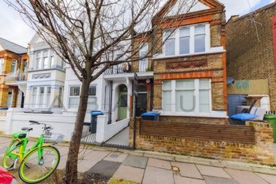 3 Bedroom Flat to rent in Clifford Gardens, Kensal Rise, London, NW10