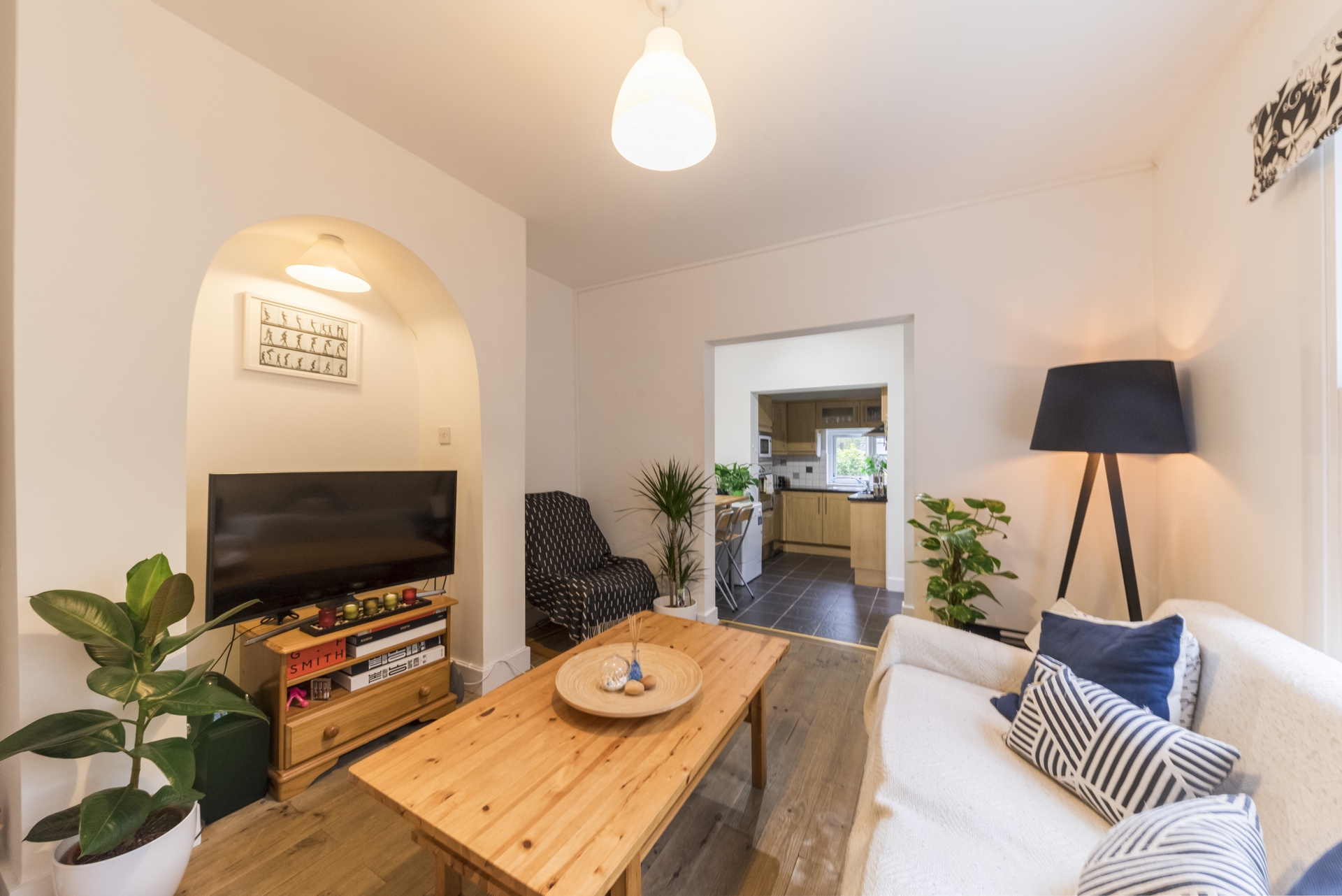 2 Bedroom Flat to rent in Walm Lane, Willesden Green, London, NW2