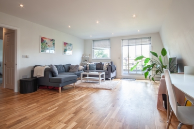 3 Bedroom Flat to rent in Greencroft Gardens, West Hampstead, London, NW6