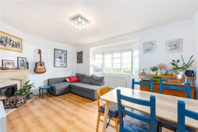 2 Bedroom Flat to rent in Ossulton Way, Hampstead Garden Suburb, London, N2