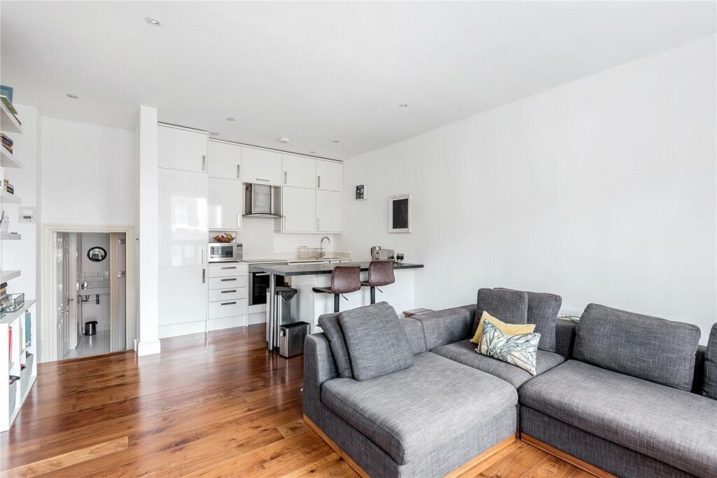 2 Bedroom Flat to rent in West Hampstead, London, NW2