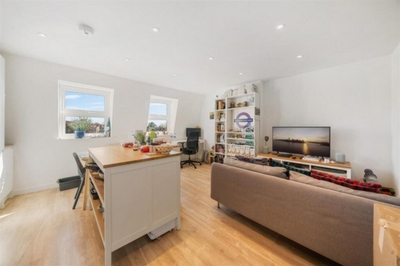2 Bedroom Flat to rent in Fortune Green Road, West Hampstead, London, NW6