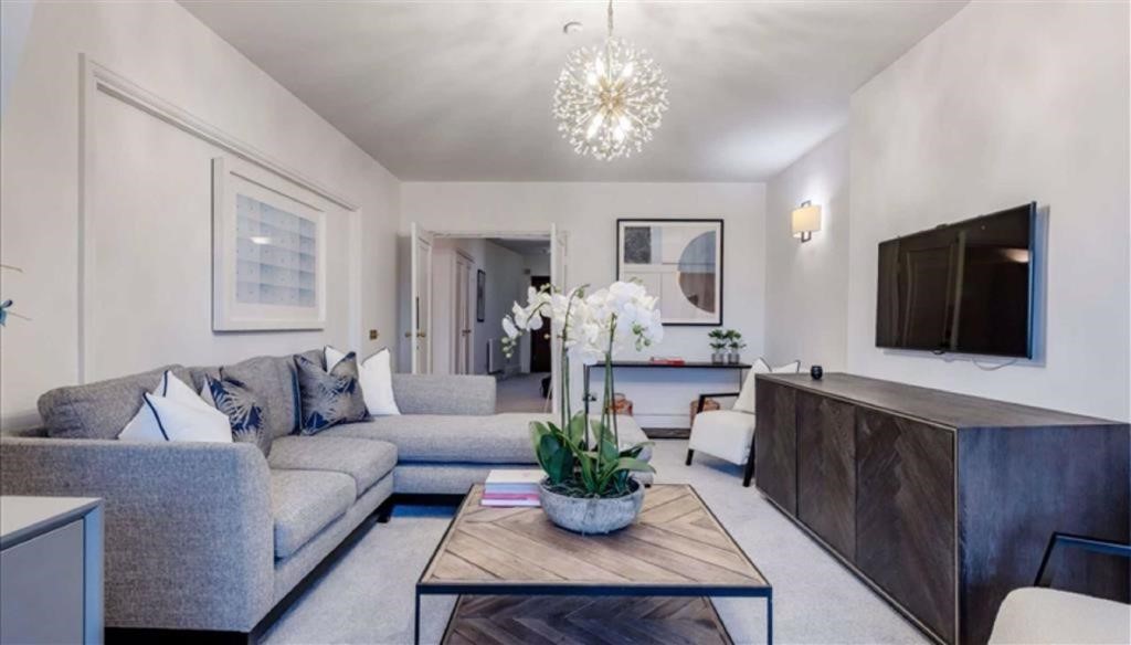 4 Bedroom Apartment to rent in Park Road, Regents Park, London, NW8