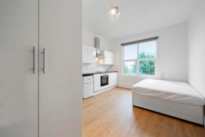 Studio to rent in Teignmouth Road, Kilburn, London, NW2