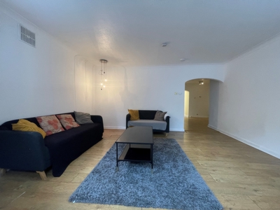 3 Bedroom Flat to rent in Christchurch Avenue, Kilburn, London, NW6